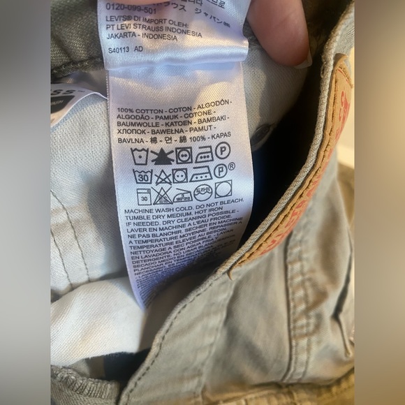 Levi khaki jeans. 5 pocket, zip front. Size 34 by 34. Classic Levi's. - Picture 6 of 6